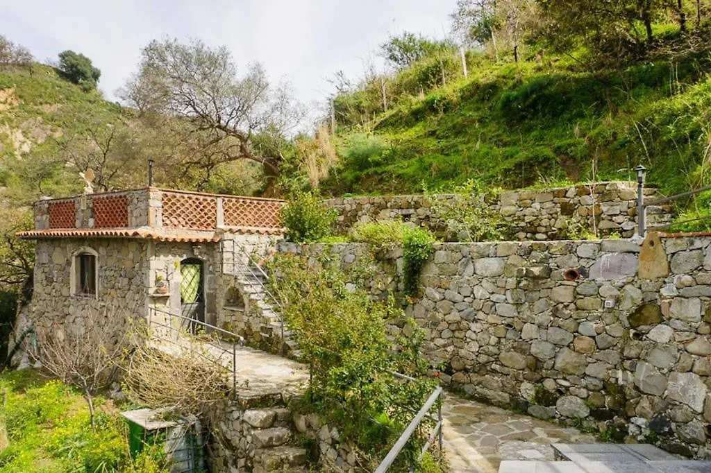 Cottage In Gaggi בית נופש